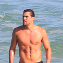 Felipe Roque aparece em banho de mar com um volumão na sunga - AgNews/Fabricio Pioyani