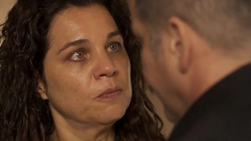 Maria Bruaca (Isabel Teixeira) vai negar sexo com Tenório (Murilo Benício) em 'Pantanal'. - TV Globo
