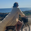 Patrícia Poeta aparece de maiô andando de bicicleta na Itália