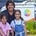 Paulo Ricardo apoveita tempo com a família em visita ao set de 'Poliana Moça' - Reprodução/SBT