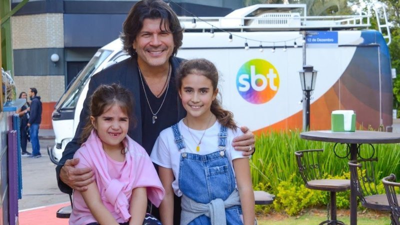 Paulo Ricardo apoveita tempo com a família em visita ao set de 'Poliana Moça' - Reprodução/SBT