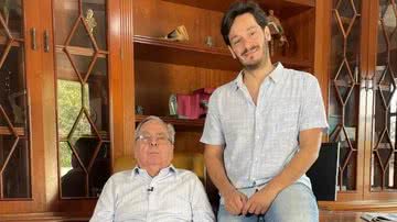 Benedito Ruy Barbosa e Bruno Luperi, avô e neto, e autores da primeira e da segunda versão de 'Pantanal'. - TV Globo