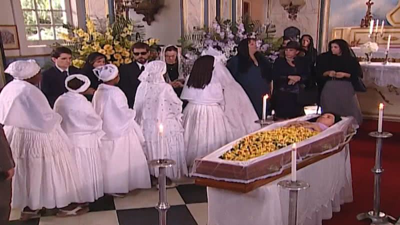 Claudia Alencar precisou ficar em um caixão para gravar a morte de sua personagem em 'Porto dos Milagres'. - TV Globo