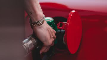 O bolso do brasileiro continua sofrendo com o aumento da gasolina. - Wassim Chouak/Unsplash