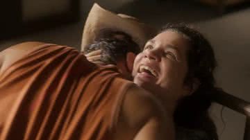 Levi (Leandro Lima) beijará os pés de Bruaca (Isabel Teixeira), em 'Pantanal'. - TV Globo
