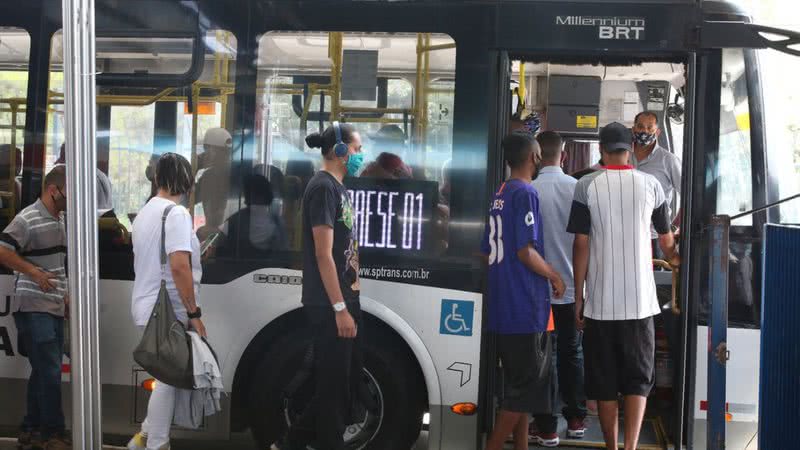 Os BRTs da capital paranaense lidam com um aumento de 5 mil passageiros mensais a cada R$ 0,10 de alta na gasolina. - Rovena Rosa/Agência Brasil