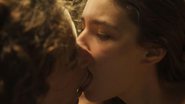 Beijo entre Juma e Jove em 'Pantanal' - Reprodução Globoplay