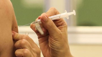 Incidência de covid-19 grave é até 3 vezes maior entre não vacinados - Rovena Rosa/Agência Brasil