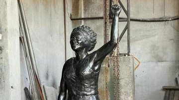 Esculpida pelo artista Edgar Duvivier, estátua é de bronze e mede 1,75 metros de altura - Divulgação/Instituto Marielle Franco