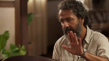 José Leôncio (Marcos Palmeira)  cobrará Tadeu (José Loreto) e os peões em 'Pantanal'. - TV Globo