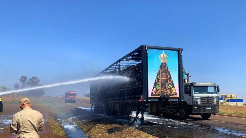 Caminhão pegou fogo, mas imagem de Nossa Senhora Aparecida ficou intacta - Divulgação/Corpo de Bombeiros