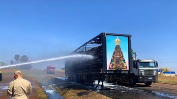 Caminhão pegou fogo, mas imagem de Nossa Senhora Aparecida ficou intacta - Divulgação/Corpo de Bombeiros