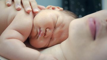 Algumas dicas ajudam o bebê a diferenciar o dia da noite - Pixabay/Samuel Lee