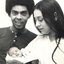 Preta Gil quando bebê no colo de seus pais, Gilberto Gil e Sandra Gadelha