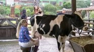 Deolane ficou no cuidado das vacas em 'A Fazenda 14' - Record TV