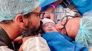 Juliano e Leticia Cazarré duranto o parto da filha, Mari Guilhermina. - Instagram/@leticiacazarré