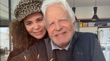 Cid Moreira celebra 95 anos e posa em clique raro com esposa - Instagram