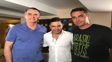 Zezé Di Camargo com Flávio e Jair Bolsonaro. - Instagram