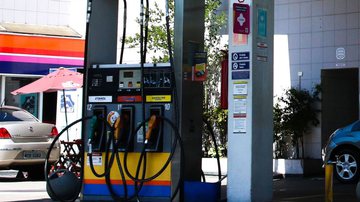 Preço da gasolina nos postos volta a subir após 15 semanas - Rovena Rosa/Agência Brasil