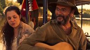 Maria (Isabel Teixeira) canta com Eugênio (Almir Sater) na chalana de 'Pantanal'. - TV Globo