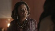 Regina (Mel Lisboa) se faz de sonsa diante das acusações de Martha (Claudia Di Moura) em 'Cara e Coragem'. - TV Globo