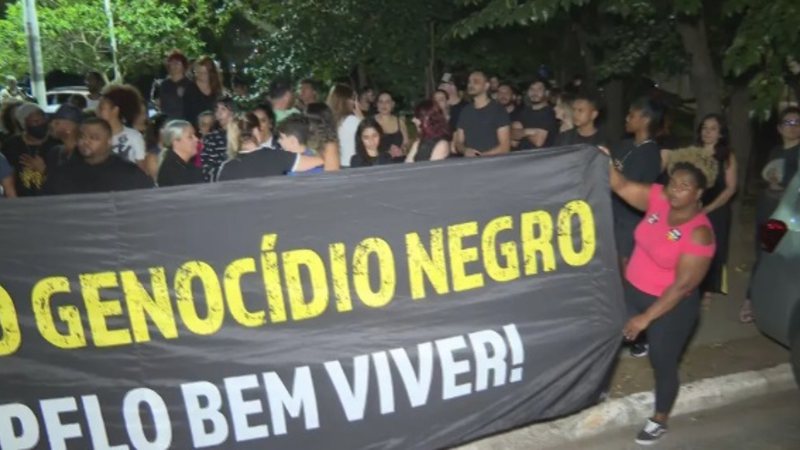 Manifestantes em frente ao condomínio de Eddy Jr. - Reprodução/Globo