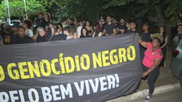 Manifestantes em frente ao condomínio de Eddy Jr. - Reprodução/Globo