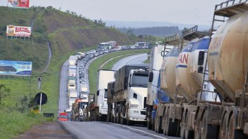 Caminhoneiros voltam a bloquear rodovias em ao menos três estados - Valter Campanato/Arquivo Agência Brasil