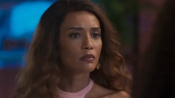Clarice (Taís Araujo) pressiona Anita (Taís Araujo) em 'Cara e Coragem'. - TV Globo