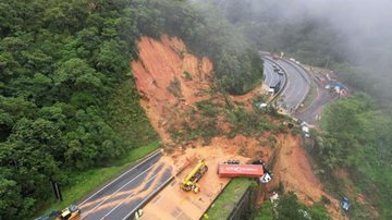 Deslizamento de terra em rodovia no Paraná soterra carros e caminhões - SESP