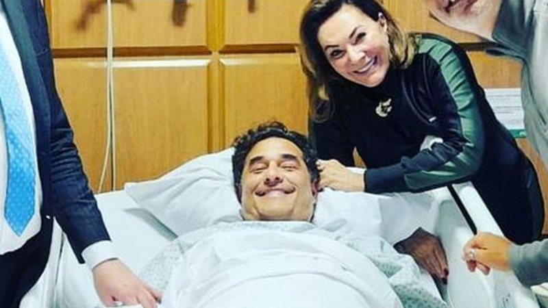 Após passar por cirurgia, Luciano Szafir aparece ao lado da mãe no hospital - Instagram/@bethszafir