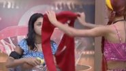 TikToker ofereceu um vestido vermelho de sua mala de presente à modelo - Record TV