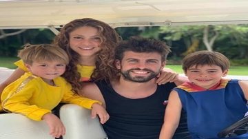 Shakira e Gerard Piqué ao lado dos filhos. - Instagram/@shakira