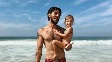 Chay Suede curte praia com a filha - Instagram/@chay