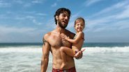 Chay Suede curte praia com a filha - Instagram/@chay