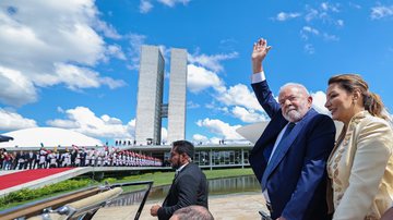 Lula acenou para seus apoiadores ao lado da primeira-dama. - Twitch/@lulaoficial e Ricardo Stuckert