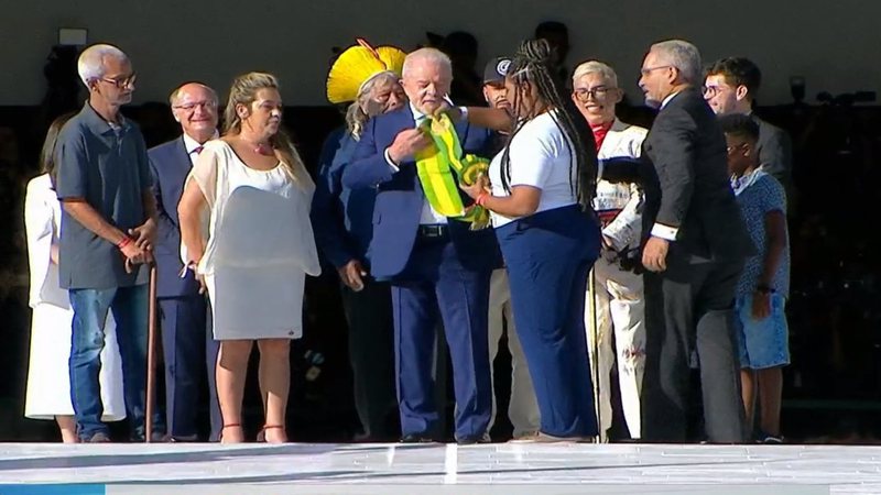 Lula recebeu a faixa de representantes do povo brasileiro. - Governo Federal