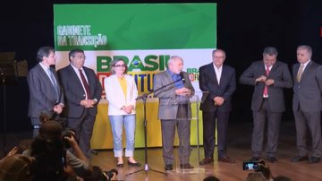 Ao lado dos escolhidos, Lula anuncia futuros ministros.