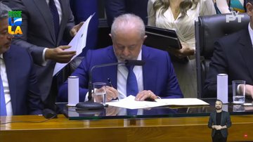 Momento em que Lula assina o termo de posse e oficializa sua volta à presidência. - Governo Federal