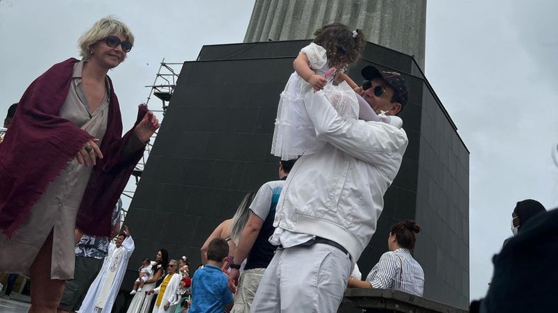 Sergio Mallandro batizou a neta no topo do Cristo Redentor - Instagram/@serginhomallandro