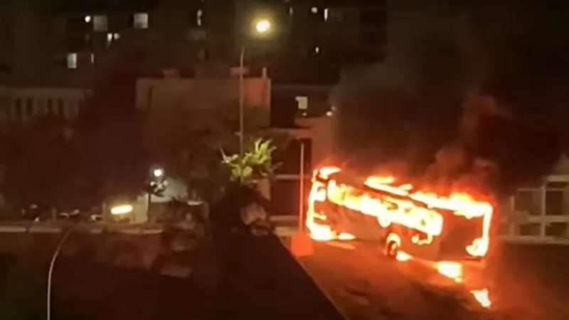 Ônibus incendiado em protesto em Brasília - CNN Brasil