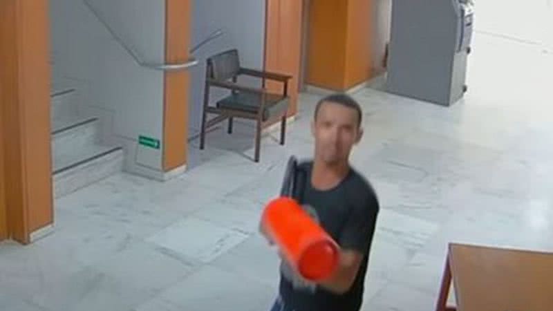 PF prende homem filmado durante vandalismo em Brasília, em 8 de janeiro. - Reprodução/TV Brasil