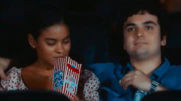 Durante o filme, Jenifer e Otávio se beijam em 'Vai na Fé'. - TV Globo