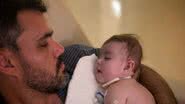 A filha caçula de Juliano Cazarré teve alta hospitalar após passar os primeiros sete meses de vida internada - Foto: Reprodução/Instagram