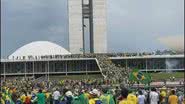 Bolsonaristas radicais sobem no Congresso Nacional, em Brasília. - Reprodução/Afonso Ferreira/TV Globo