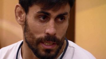 Decisão do lutador veio à tona após a eliminação de Tina, com 54,12% dos votos - TV Globo