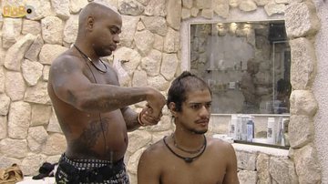 Gabriel Santana raspou o cabelo durante a tarde desta quinta-feira (9) - TV Globo