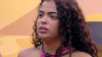 Paula rói unha do dedão do pé enquanto conversa com brothers e enoja web - Reprodução/TV Globo
