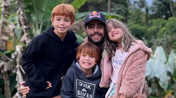 Pedro Scooby ao lado dos filhos, Dom, Bem e Liz. - Instagram/@pedroscooby
