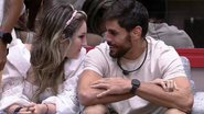Fãs de DocShoes, o não-casal Amanda e Sapato, presentearam o lutador - Reprodução/TV Globo